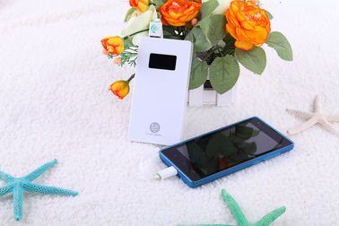 5000mAh przenośnym bankiem zasilania dla urządzeń mobilnych z wyświetlaczem LCD 5V 2.1A Wyjście DC